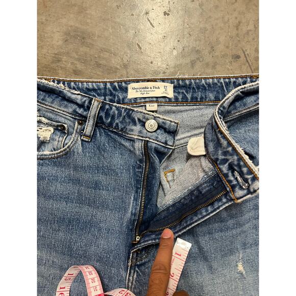 Abercrombie & Fitch- High Rise 90s Relaxed Jean / 4s - Picture 4 of 8
